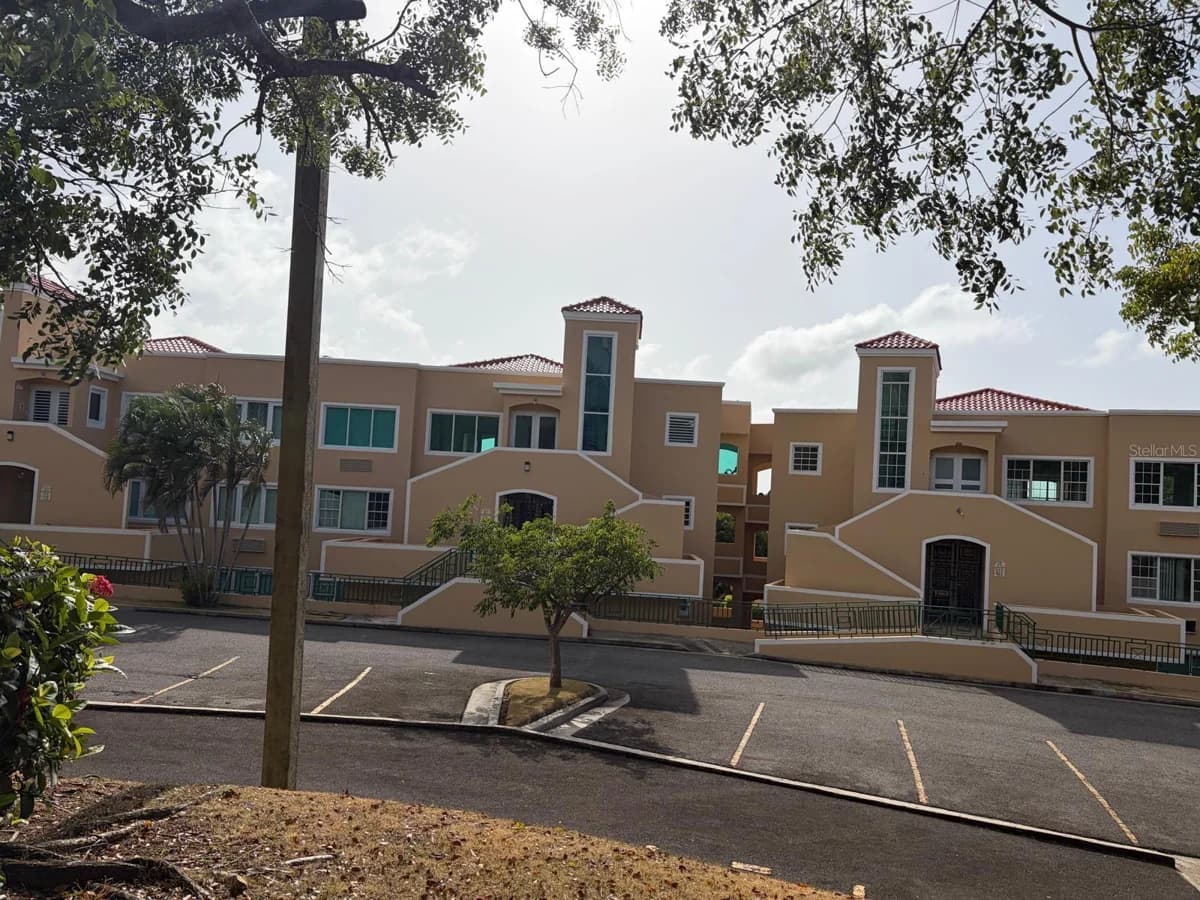 Exterior de Costa Dorada I · Unidad A-102 mostrado por SeaGlass · Stellar MLS PR9124796