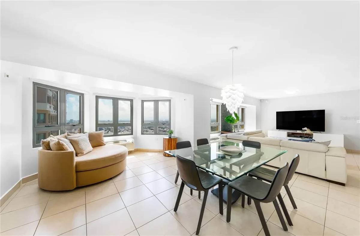 Exterior de Gallery Plaza South · Unidad 2203S mostrado por Realtor.com · Stellar MLS PR9122787