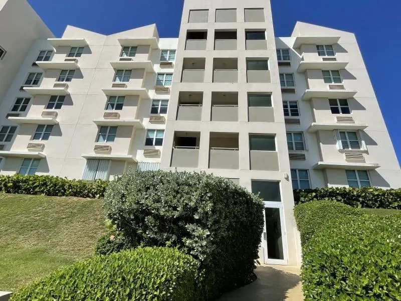Exterior de Isabela del Mar C · Unidad 207 mostrado por Realtor.com · AmpliaMLS PRKW3E2F00