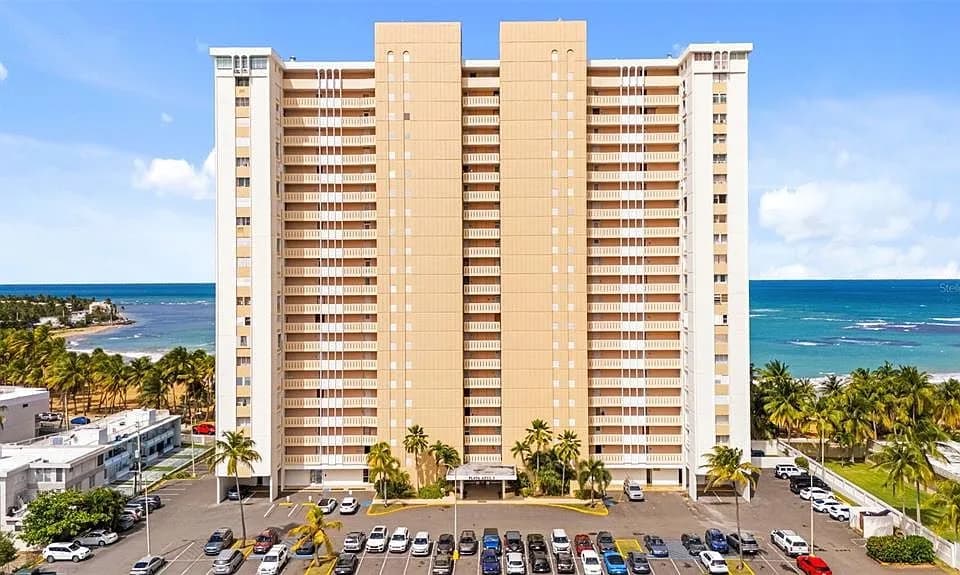 Exterior de Residencia vendida en Playa Azul I mostrado por Zillow · Stellar MLS PR9119903
