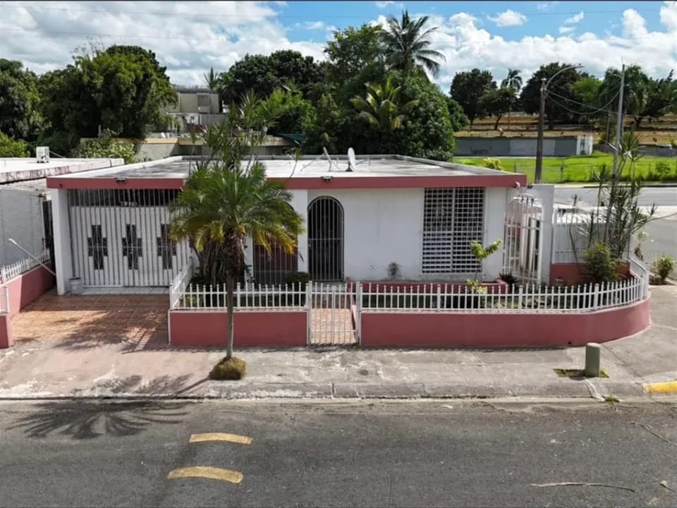 Exterior de Residencia FF-10 Calle 18 mostrado por Zillow · Stellar MLS