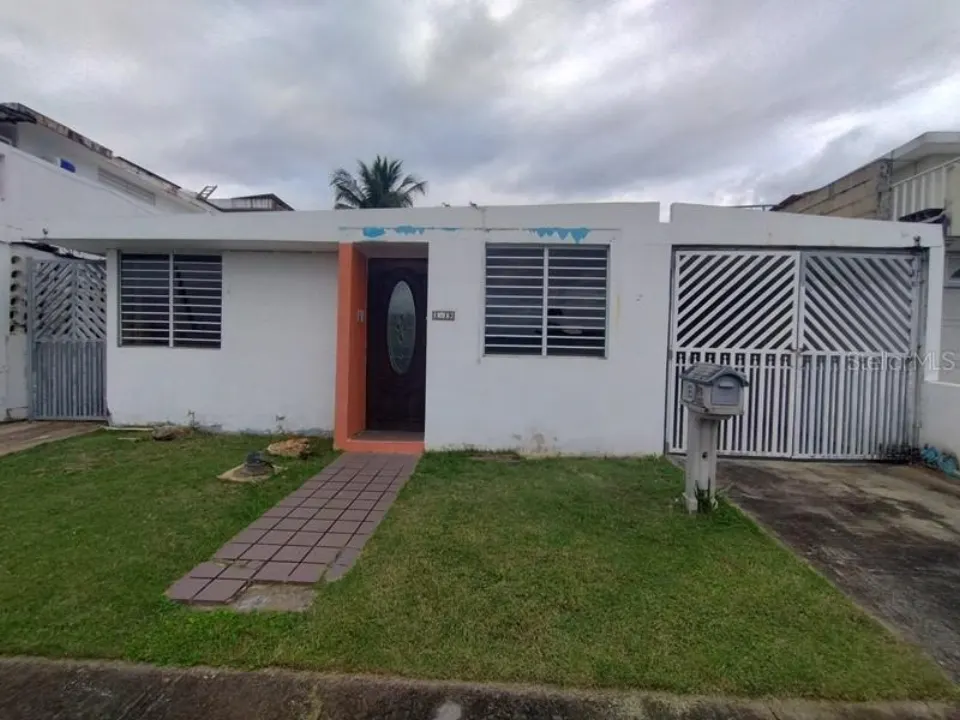 Exterior de Residencia I-19 Calle 4 mostrado por Zillow · Stellar MLS