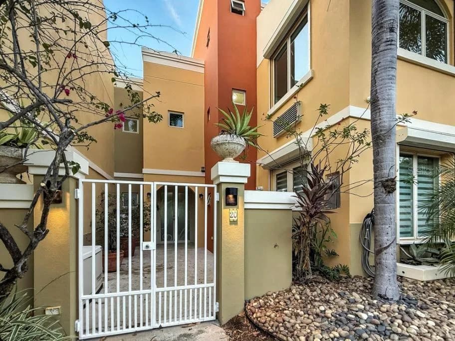 Exterior de 20 Vía San Fruttuoso mostrado por Casillas Realty · Stellar MLS