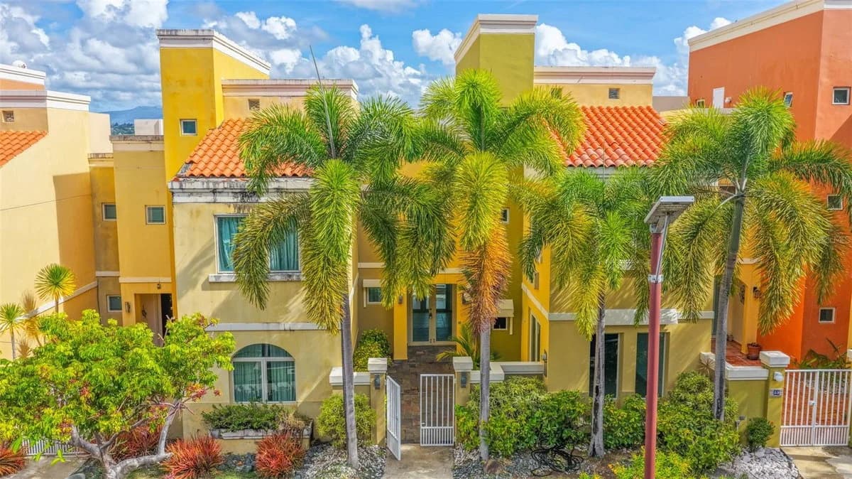 Exterior de 32 Aquabella, 90 Candelero Drive mostrado por Casillas Realty · Stellar MLS