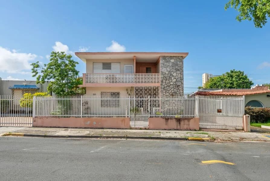 Exterior of 264 Calle Manuel F. Rossy shown by Findit · Amplia MLS