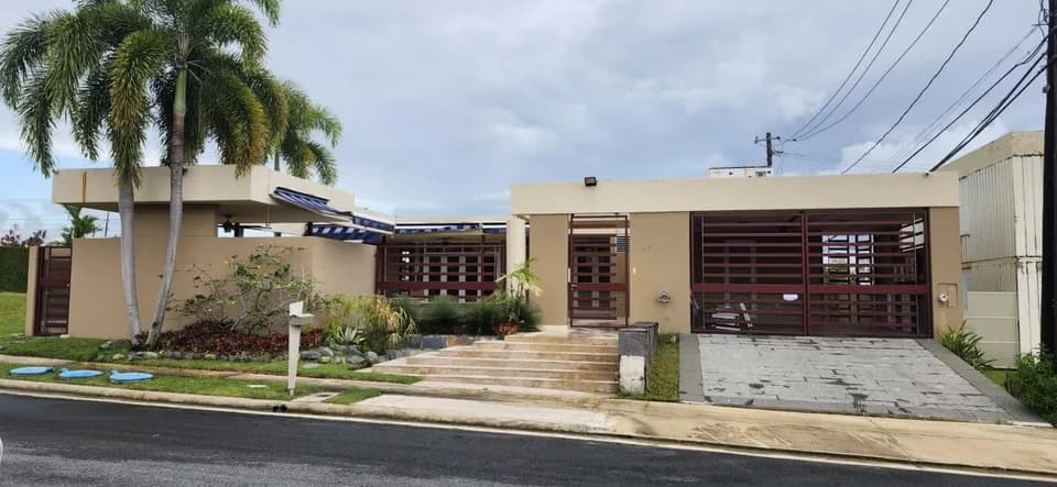 Exterior of G7 Calle Yagrumo shown by Findit · Amplia MLS