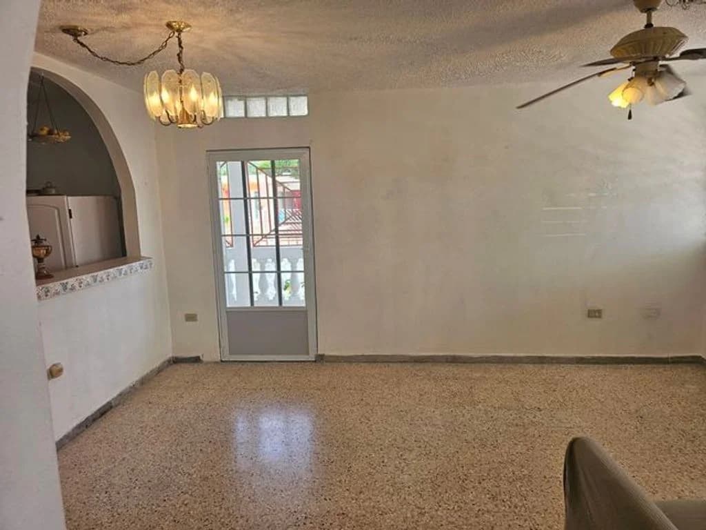 Exterior de D-41 Calle Venezuela mostrado por Findit · Amplia MLS PRFCA400