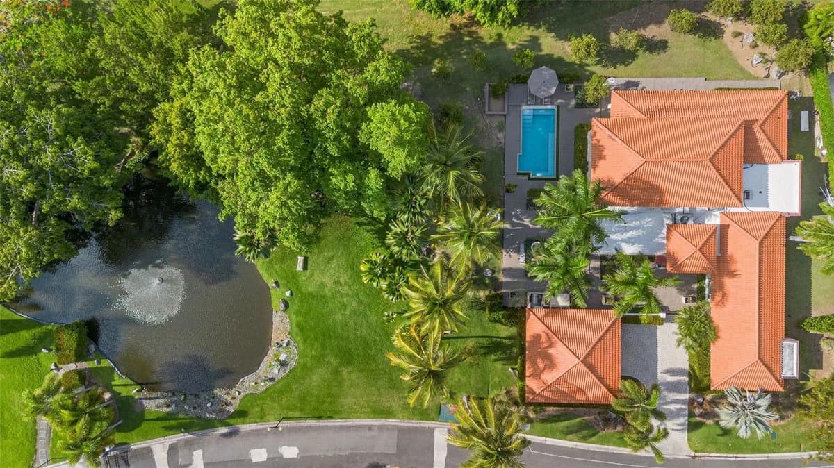 Exterior de 1 Costa Verde, Academy Drive mostrado por Casillas Realty · Stellar MLS