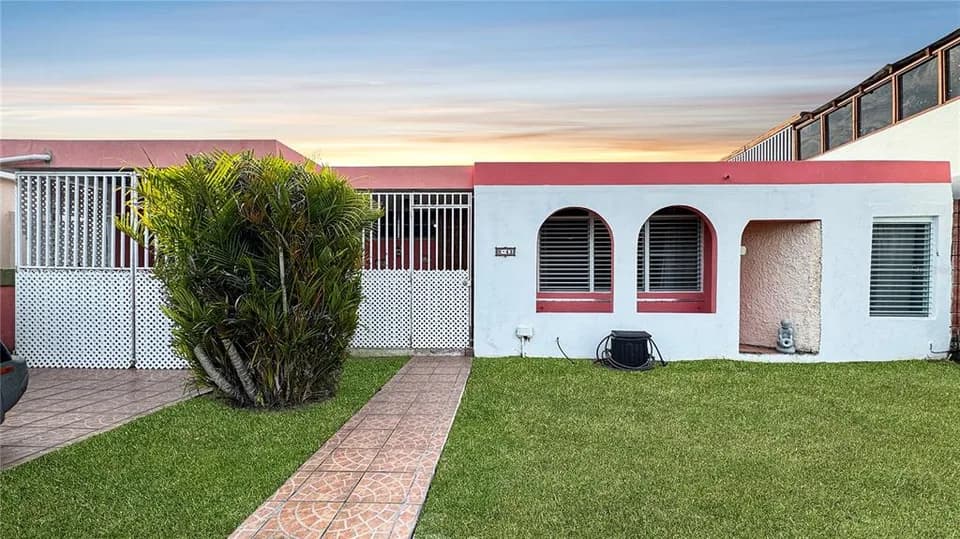 Exterior of H43 Calle 7 shown by Findit · Stellar MLS
