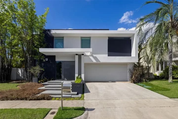 Exterior de 135 Príncipe Andrés mostrado por Homar Real Estate · Stellar MLS PR9124982