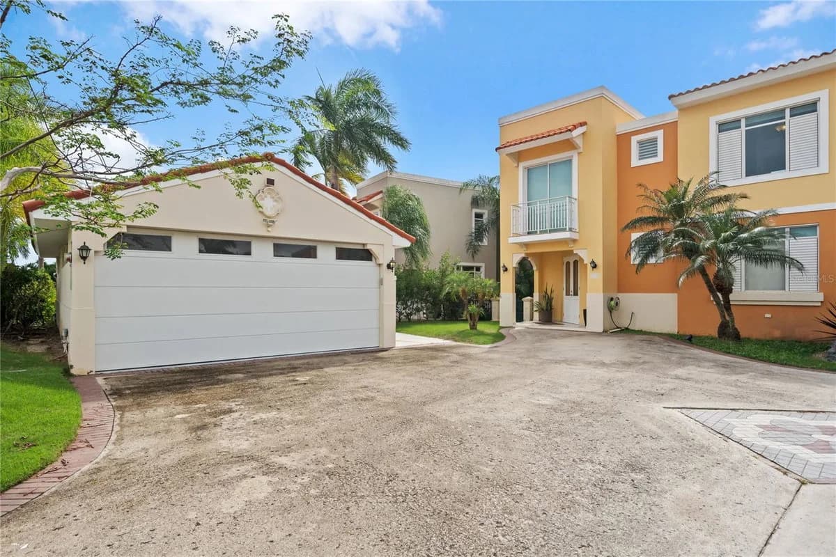 Exterior de 26 Flamboyan Greens mostrado por Casillas Realty · Stellar MLS