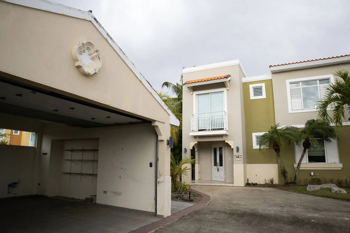 Exterior de 31 Flamboyan Greens mostrado por deShow · bank property offer