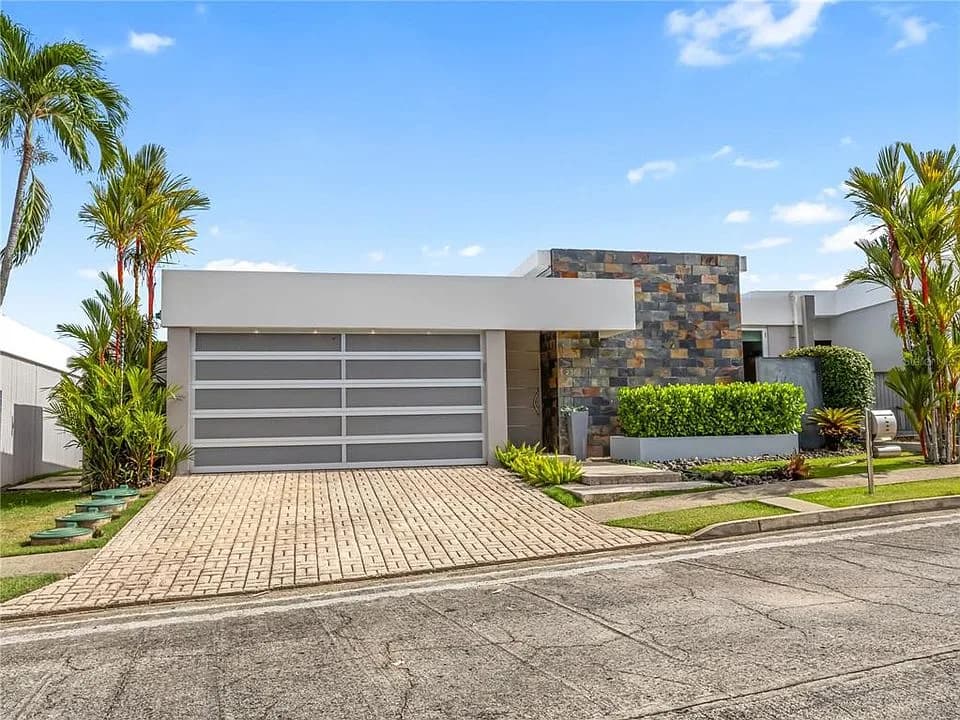 Exterior de 236 Rey Fernando · opcionada mostrado por Zillow · Stellar MLS PR9122584