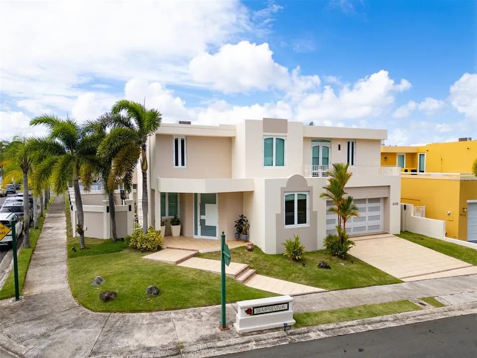 Exterior de Residencia en Las Flores de Montehiedra mostrado por Findit · Stellar MLS