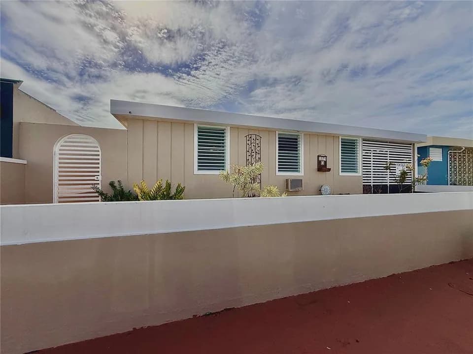 Exterior of 1579 Paseo Diana shown by Findit · Stellar MLS