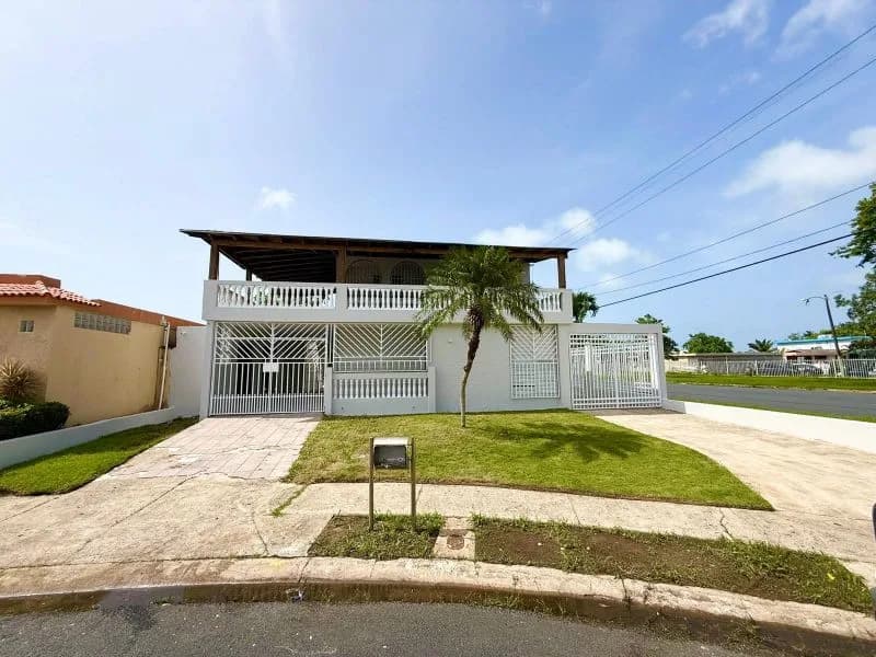 Exterior de DJ1 Calle Lago Viví mostrado por Findit · Amplia MLS