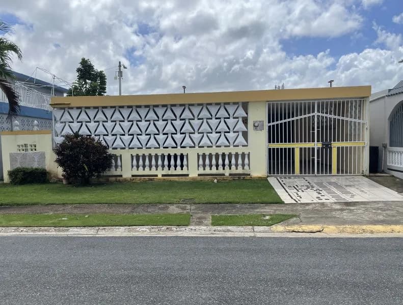 Exterior of BY13 Calle Dr. Francisco Francheschi shown by Findit · Amplia MLS