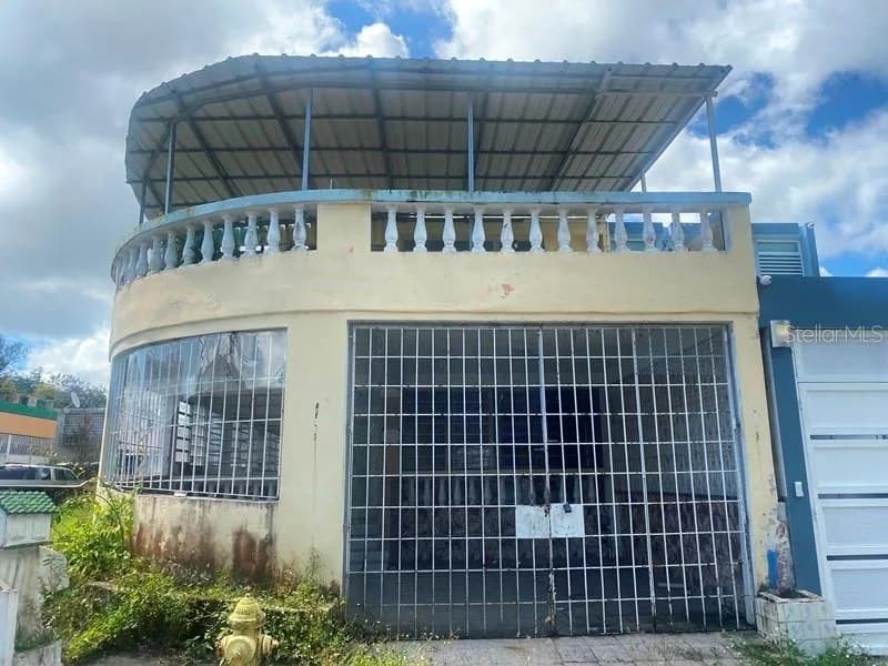 Exterior of G6 Calle 4 shown by Findit · Stellar MLS