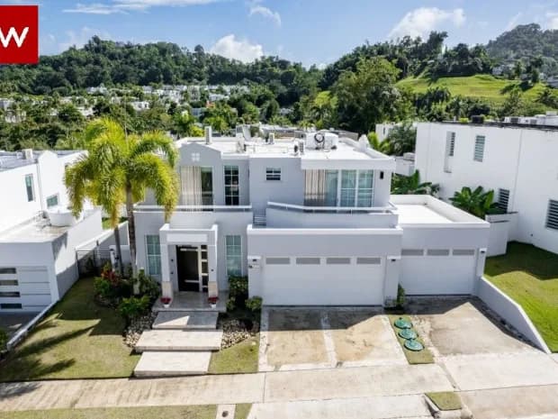 Exterior de Residencia en Los Campos de Montehiedra mostrado por Compra y Múdate