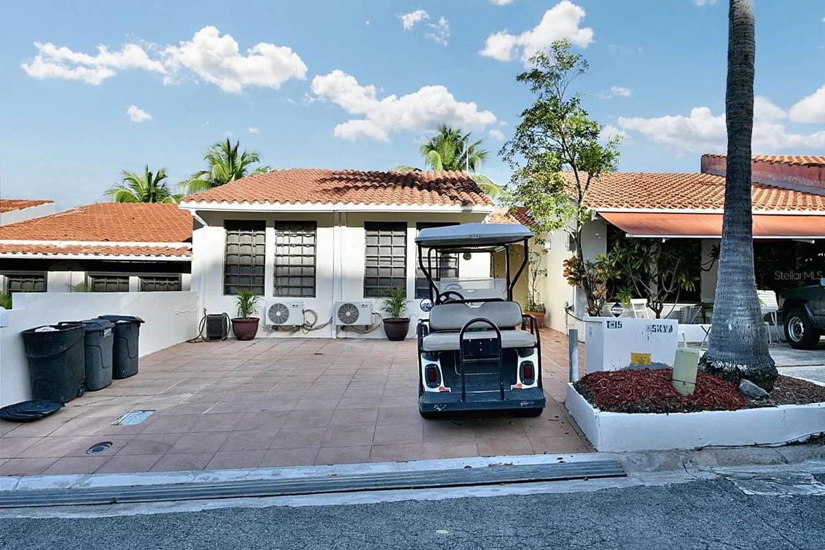 Exterior de 216 Montecarlo mostrado por Casillas Realty · Stellar MLS