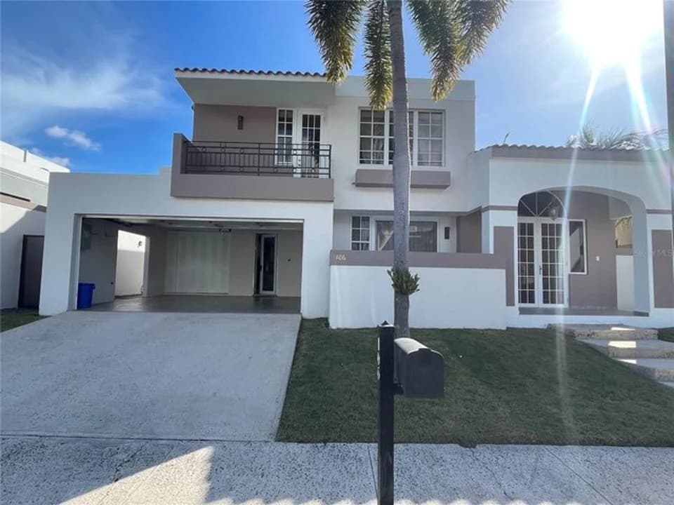 Exterior de Coco Plumosa mostrado por UNA Realty · Stellar MLS PR9122618
