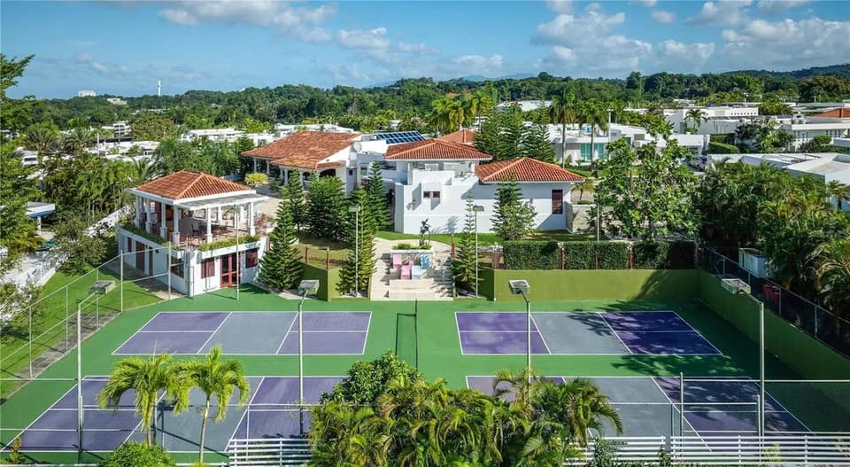 Exterior de 95–96 Calle Mirador mostrado por Casillas Realty · Stellar MLS