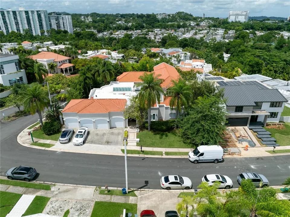 Exterior of D9 Calle Tívoli shown by Findit · Stellar MLS
