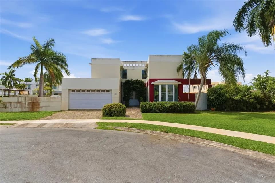 Exterior of 434 / B6 Vía Moriz shown by Findit · Stellar MLS