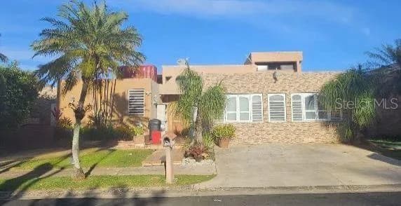 Exterior de Residencia en Paseo del Prado mostrado por Findit · Stellar MLS