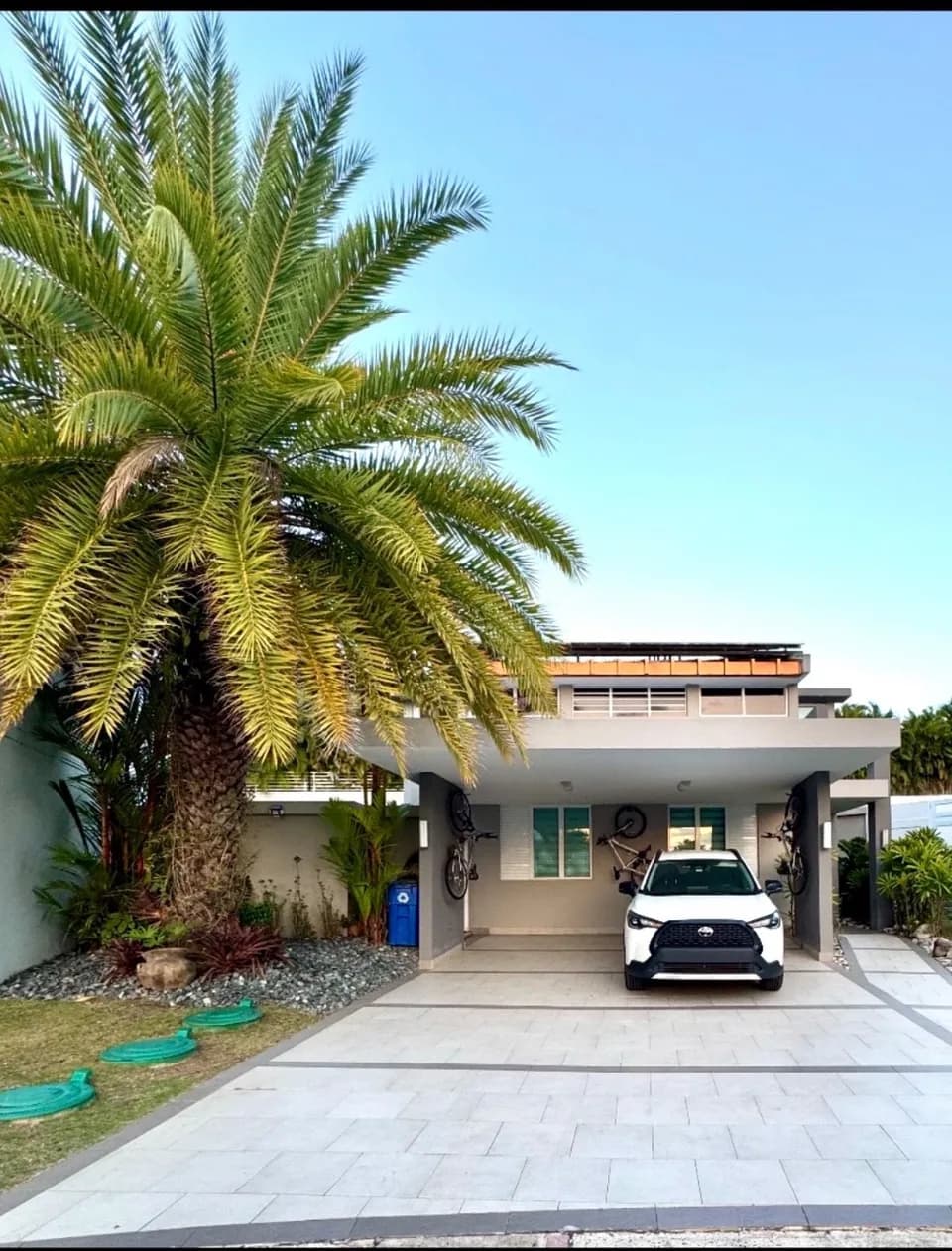 Exterior de B25 Calle 1 mostrado por Findit · Amplia MLS