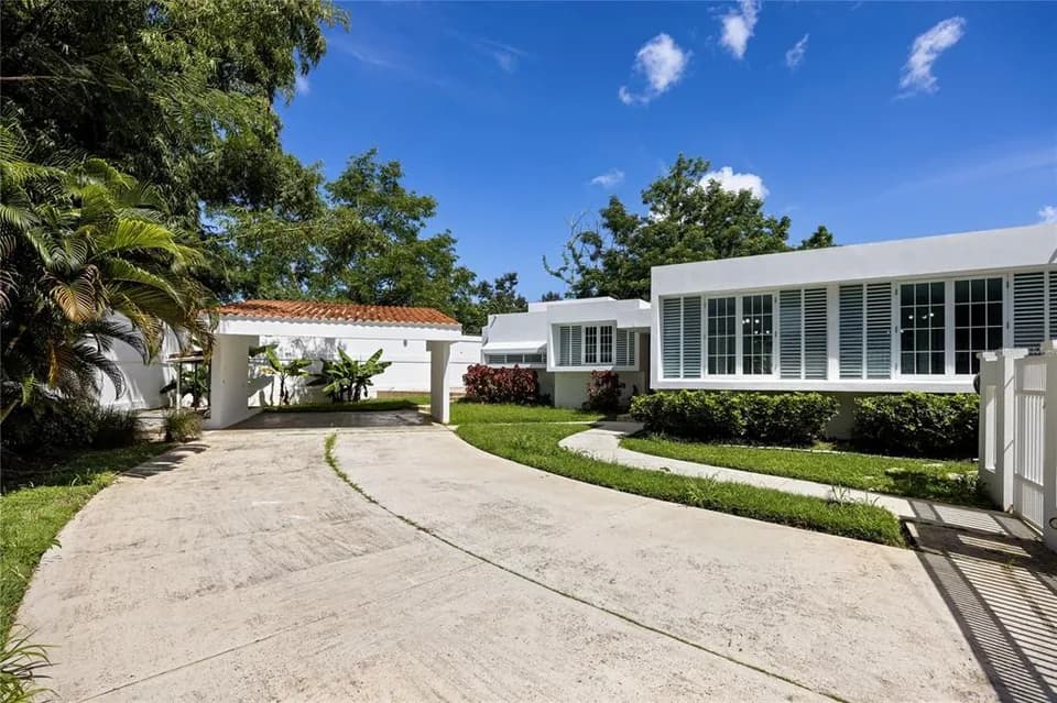 Exterior de E19 Calle 1 mostrado por Findit · Stellar MLS