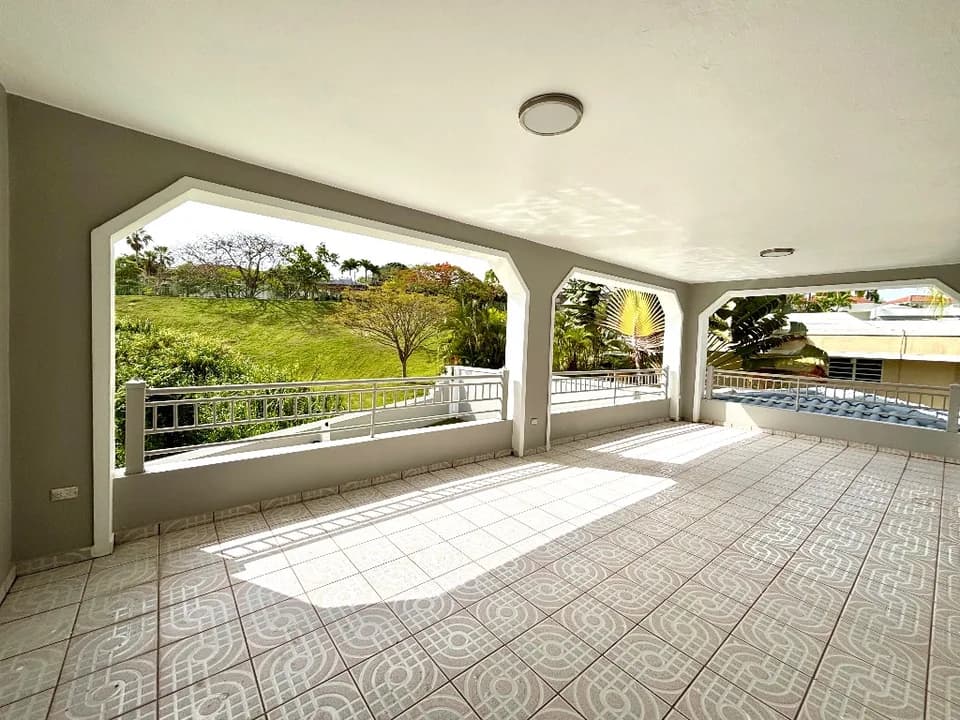 Exterior de G9 Calle Casa Blanca mostrado por Findit · Amplia MLS