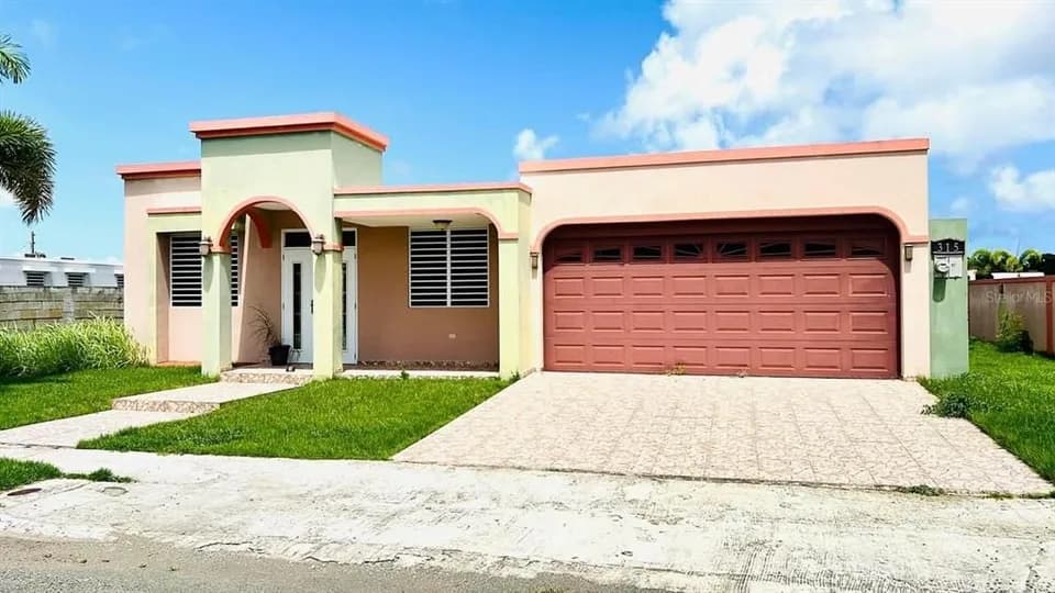 Exterior de Residencia en Praderas de Isabela mostrado por Trulia · Stellar MLS