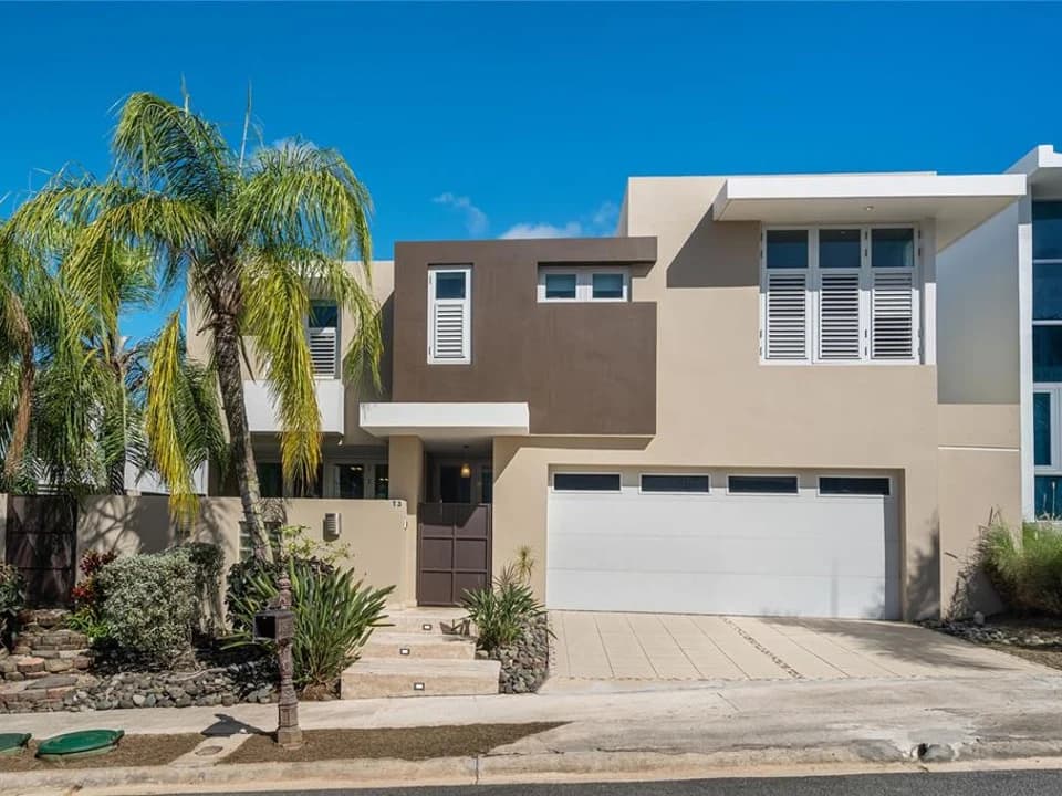Exterior de T-3 Calle Princesa Ana mostrado por Bella’s Properties PR · Stellar MLS PR9118228