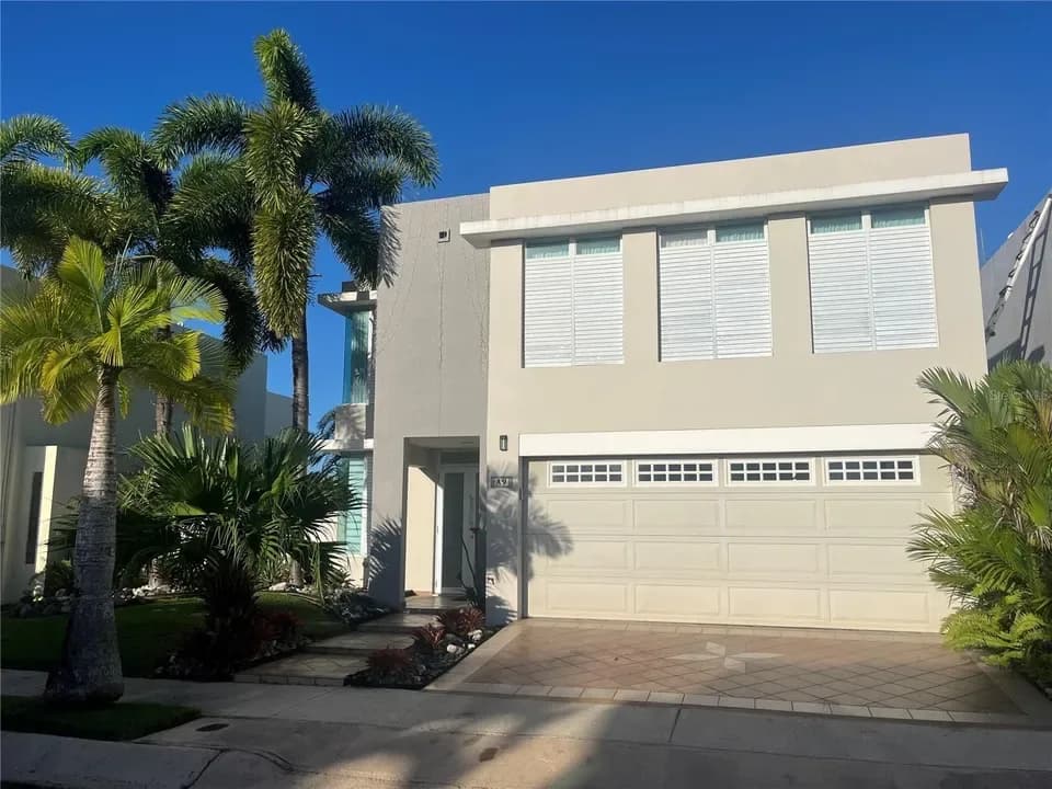 Exterior de A-9 El Yunque · vendida en 2025 mostrado por Realtor.com · Stellar MLS