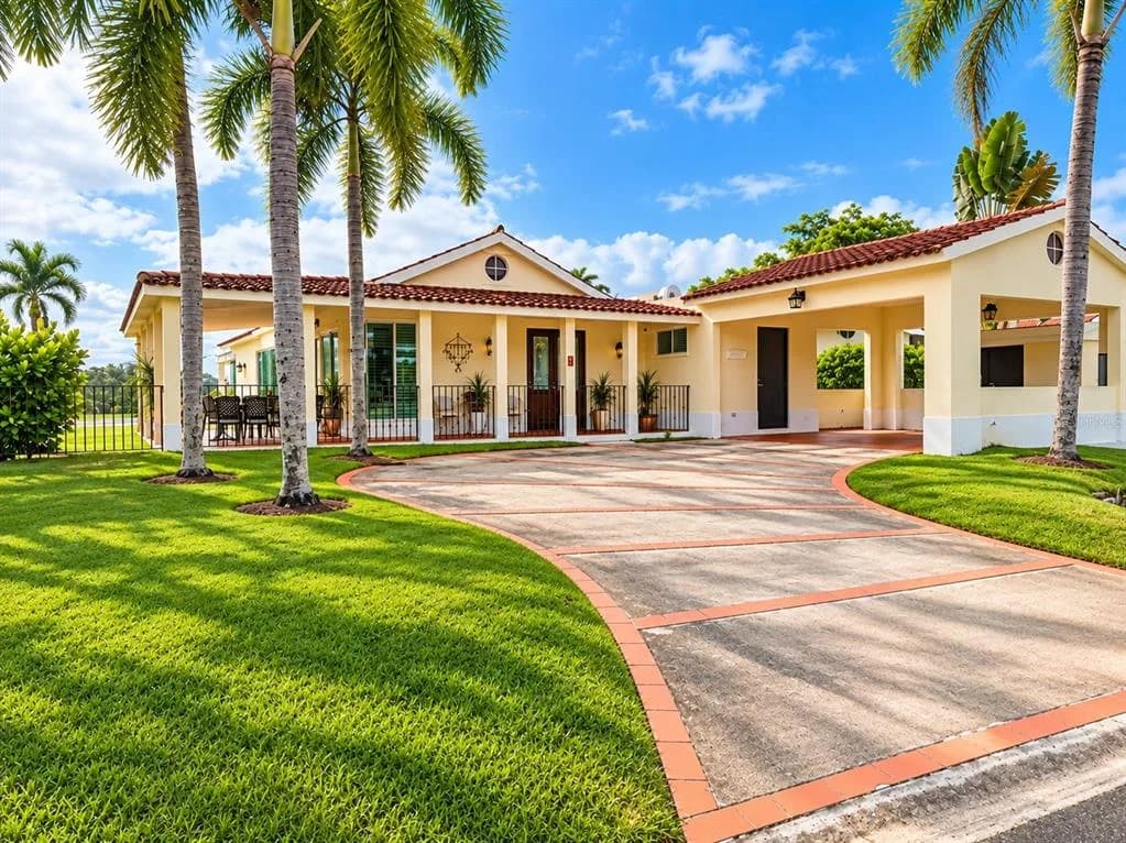 Exterior de 351 Camino Los Lirios · en venta mostrado por Findit · Stellar MLS PR9124728