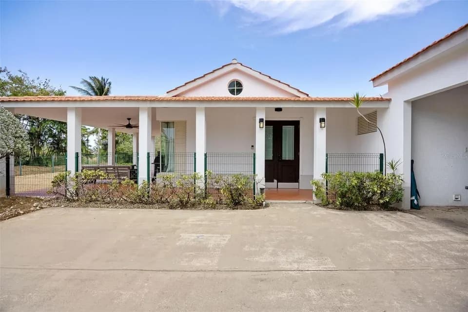 Exterior de 134 Camino de la Cana mostrado por Realtor.com · Stellar MLS