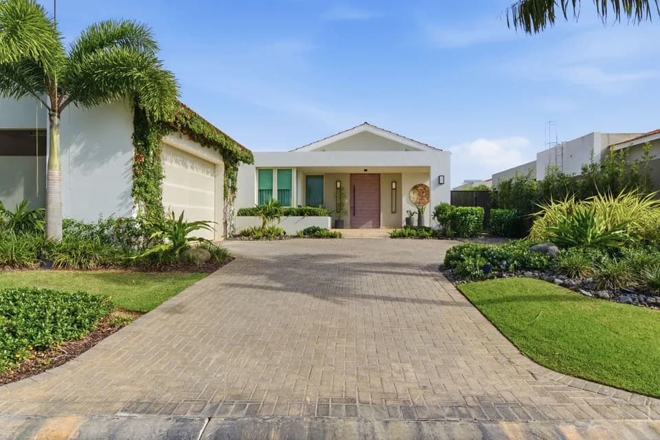 Exterior de 934 Isla Norte mostrado por Zillow · Stellar MLS
