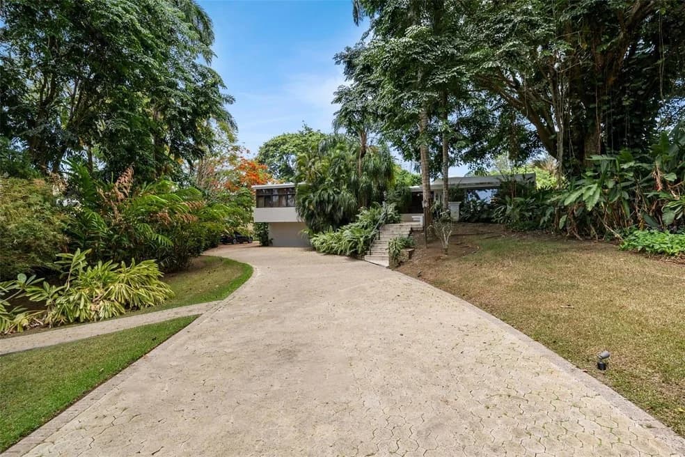 Exterior of 1841 Begonia shown by Homes.com · Stellar MLS