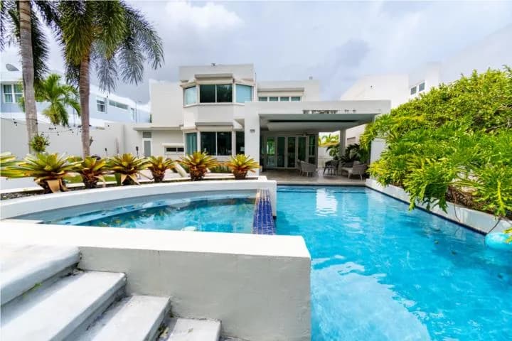 Exterior of Sierra del Río residence shown by ClasificadosOnline