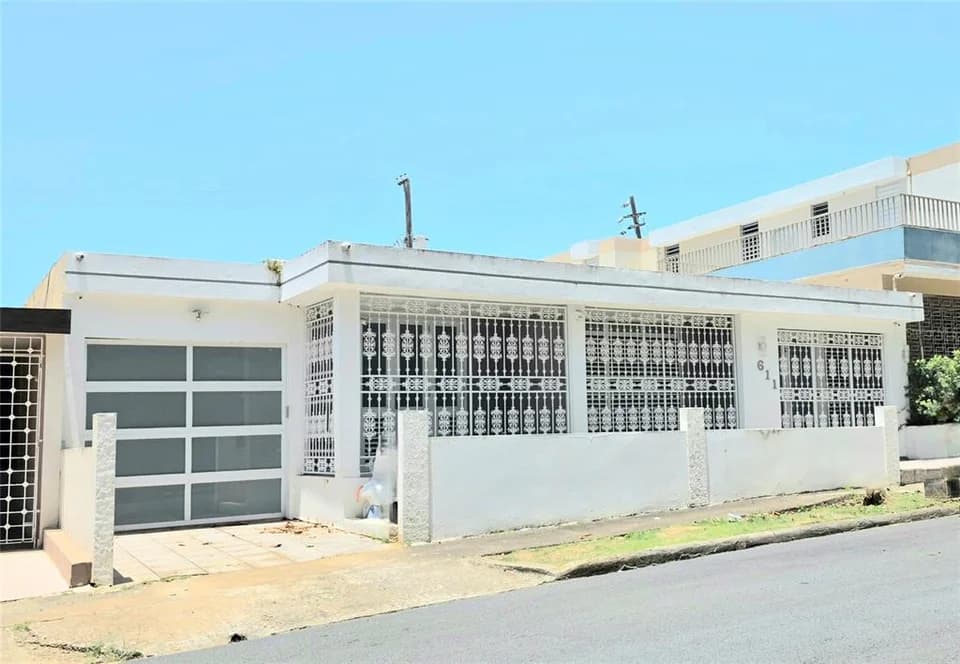 Exterior de 611 Olympic mostrado por Findit · Stellar MLS PR9123889