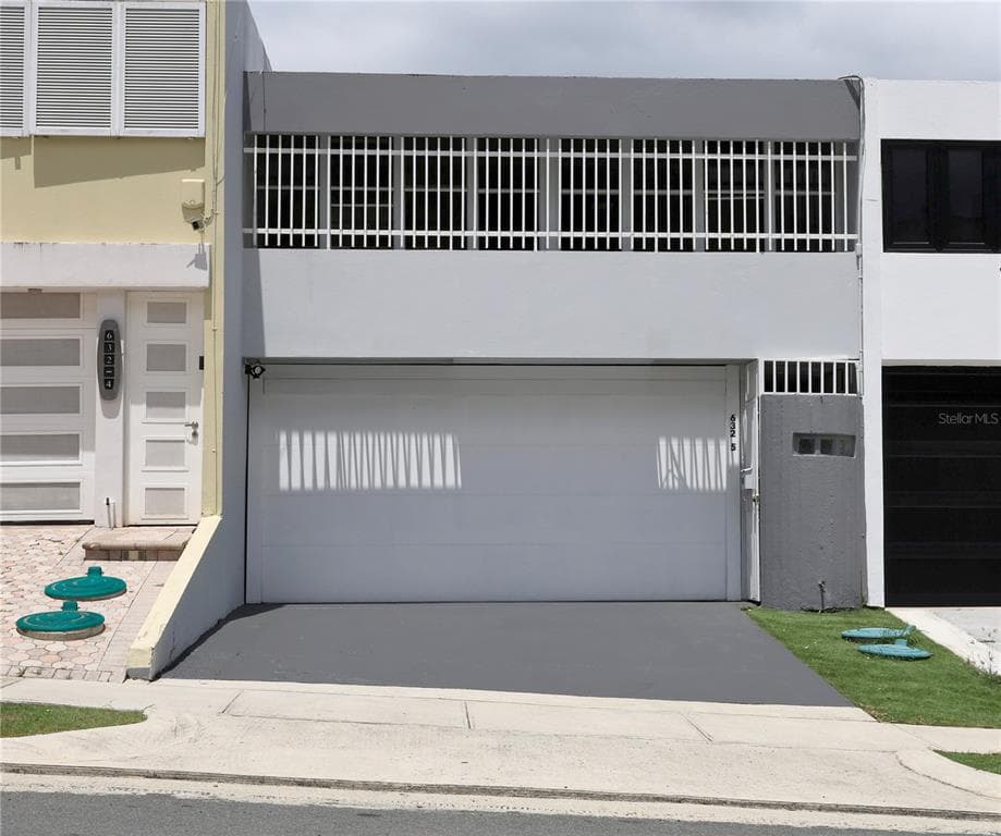 Exterior de Residencia en Torrecilla mostrado por Findit · Xposure MLS 56635