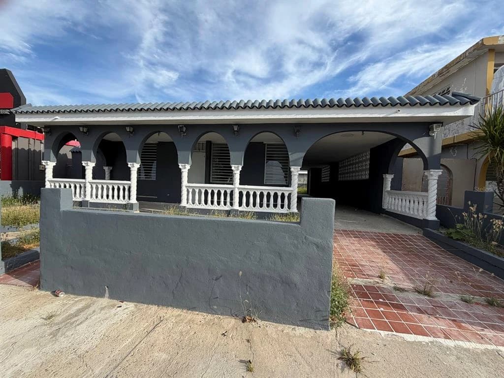 Exterior de Casa en venta en Villa Carolina mostrado por Findit · Stellar MLS PR9123329