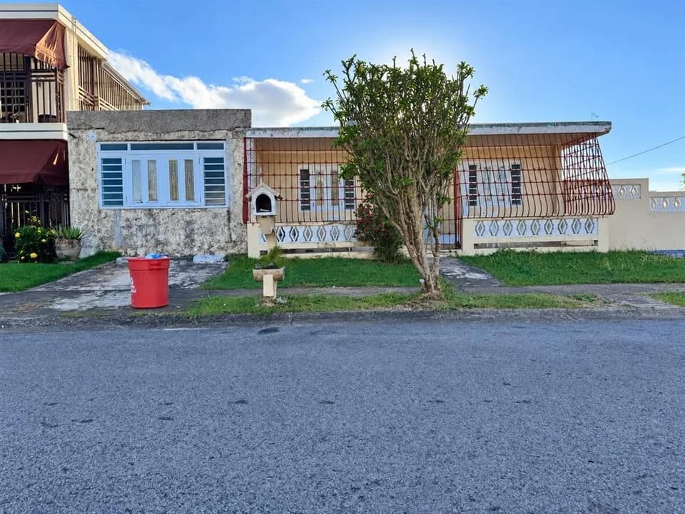 Exterior de Residencia en Villa Carolina mostrado por Findit · Stellar MLS
