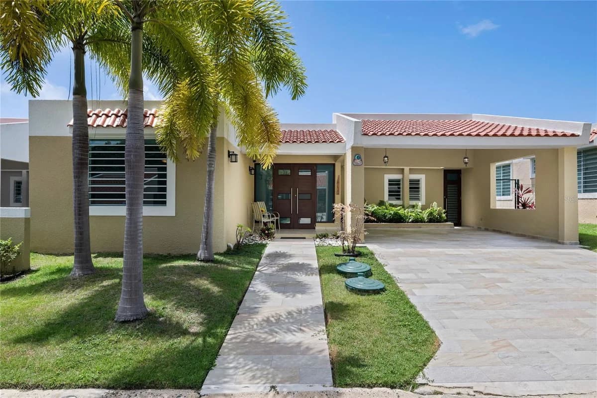 Exterior of 67 Villa Franca II shown by Casillas Realty · Stellar MLS